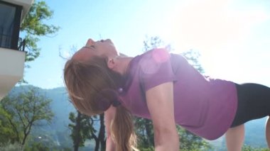 Kadın Yoga villa önünde yapıyor