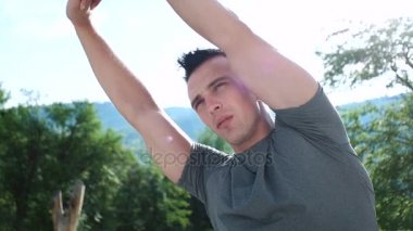 Adam sabah yoga egzersizi yapıyor.