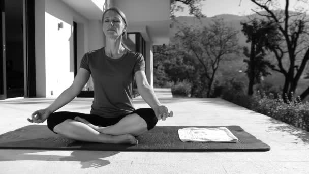 Femme faisant du yoga devant la villa — Video