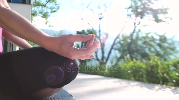 Mujer haciendo yoga delante de la villa — Vídeo de stock