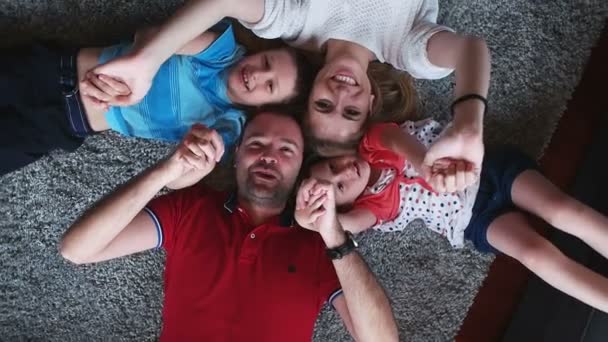 Familie hebben plezier thuis — Stockvideo