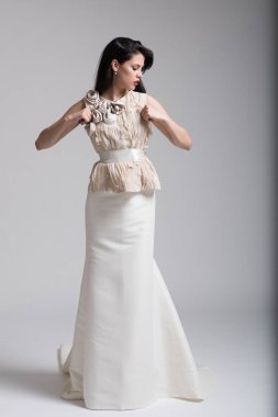 Gelinlik güzel genç kadın