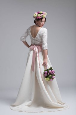 Gelin izole bir buket ile 