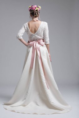 Bir gelinlik güzel bir genç kadının arkadan görünüş