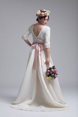 Gelin izole bir buket ile 