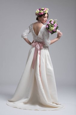 Gelin izole bir buket ile 