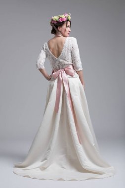 Bir gelinlik güzel bir genç kadının arkadan görünüş