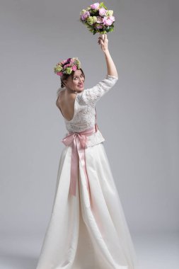 Gelin izole bir buket ile 