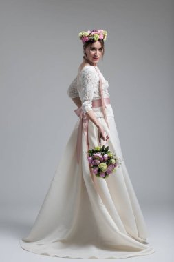 Gelin izole bir buket ile 