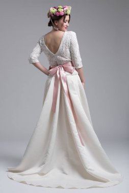 Bir gelinlik güzel bir genç kadının arkadan görünüş