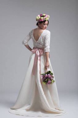 Gelin izole bir buket ile 