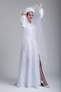 bir gelinlik bir örtü ile genç gelin