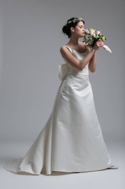 Gelin izole bir buket ile 