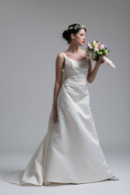 Gelin izole bir buket ile 