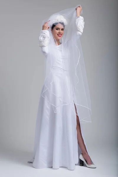 Junge Braut im Brautkleid mit Schleier — Stockfoto