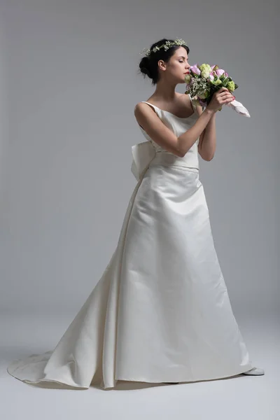 Braut mit Strauß isoliert — Stockfoto