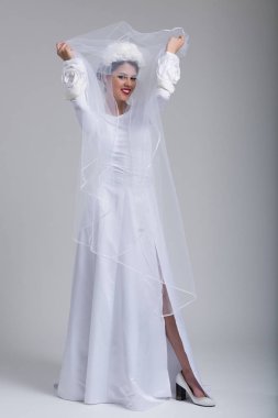 bir gelinlik bir örtü ile genç gelin