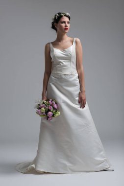 Gelin izole bir buket ile 