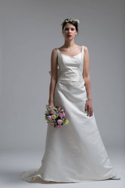 Gelin izole bir buket ile 