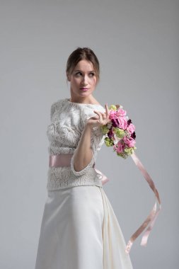 Gelin izole bir buket ile 