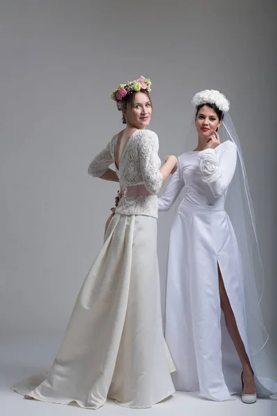 Porträt zweier wunderschöner junger Bräute in Brautkleidern — Stockfoto