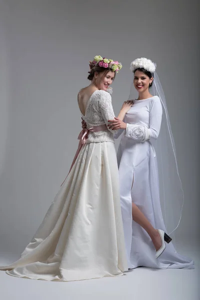 Portrait de deux belles jeunes mariées en robes de mariée — Photo