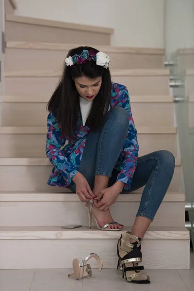 Retrato de una joven mujer hermosa en las escaleras — Foto de Stock