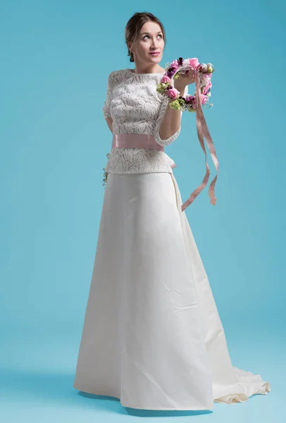 Krásná žena na sobě svatební šaty — Stock fotografie