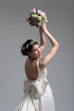 Gelin izole bir buket ile 