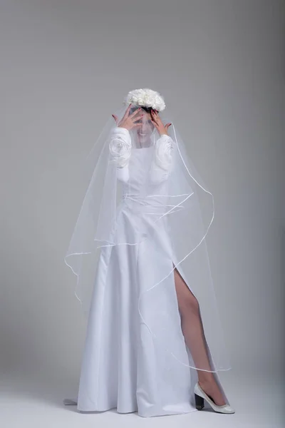 Junge Braut im Brautkleid mit Schleier — Stockfoto