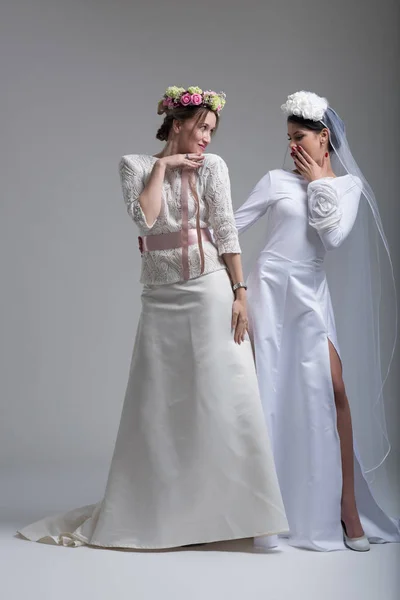 Портрет двух красивых молодых невест в свадебных платьях — стоковое фото