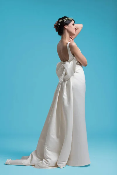 Vacker ung kvinna i bröllopsklänning — Stockfoto