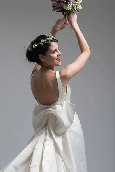 Sposa con un bouquet isolato — Foto Stock