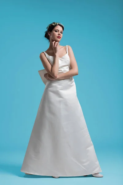 Hermosa mujer joven en vestido de novia —  Fotos de Stock