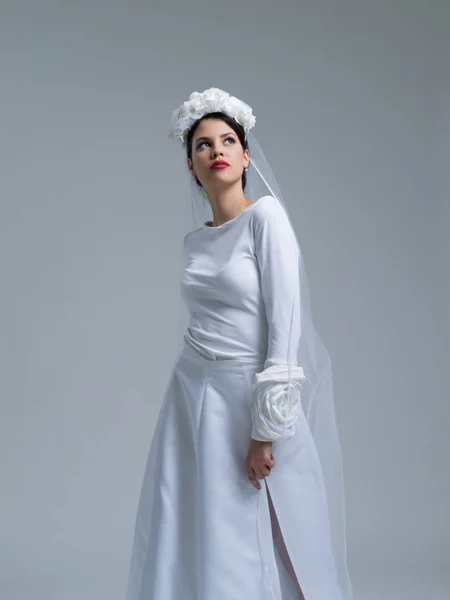 Young bride in a wedding dress with a veil — Stock Photo, Image