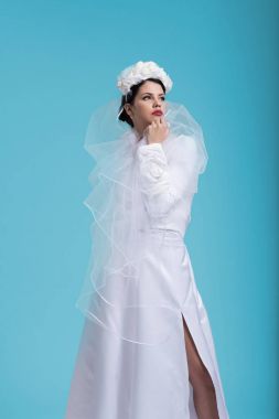 Gelinlik güzel genç kadın