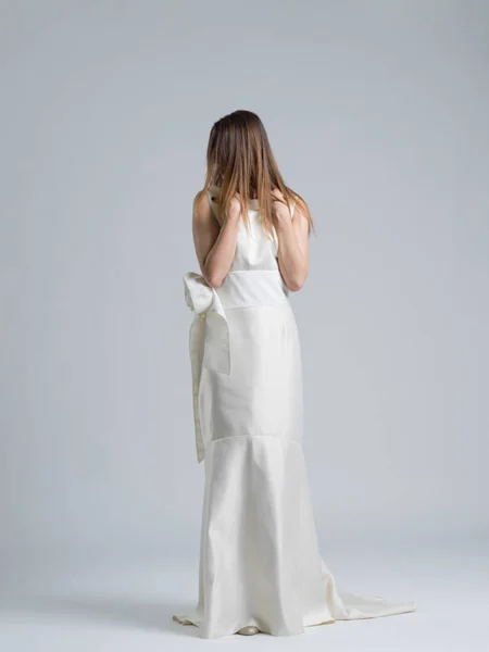 Rear view of a beautiful young woman in a wedding dress — Stock Photo, Image