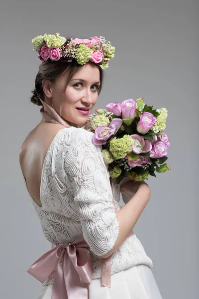 Sposa con un bouquet isolato — Foto Stock