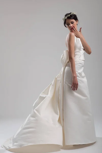 Esküvői ruha a gyönyörű fiatal nő — Stock Fotó