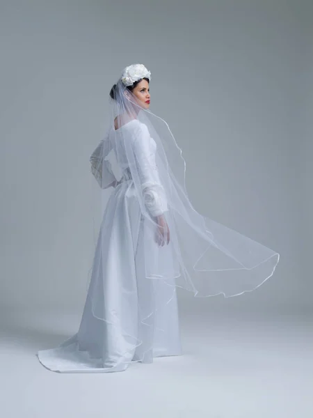 年轻的新娘穿婚纱的样子用面纱 — 图库照片