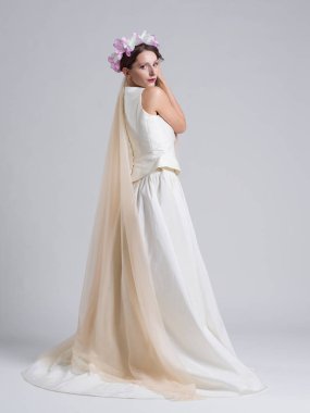 bir gelinlik bir örtü ile genç gelin