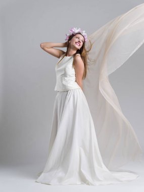 bir gelinlik bir örtü ile genç gelin