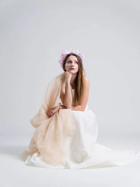 ウェディング ドレスをまとった美しい女性 — ストック写真
