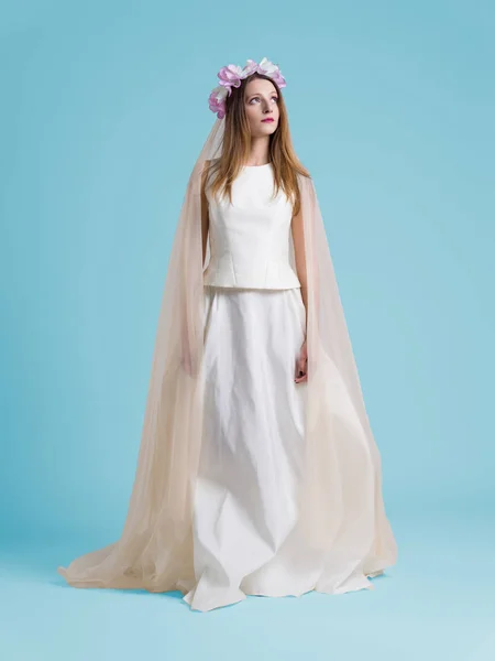 Krásná žena na sobě svatební šaty — Stock fotografie