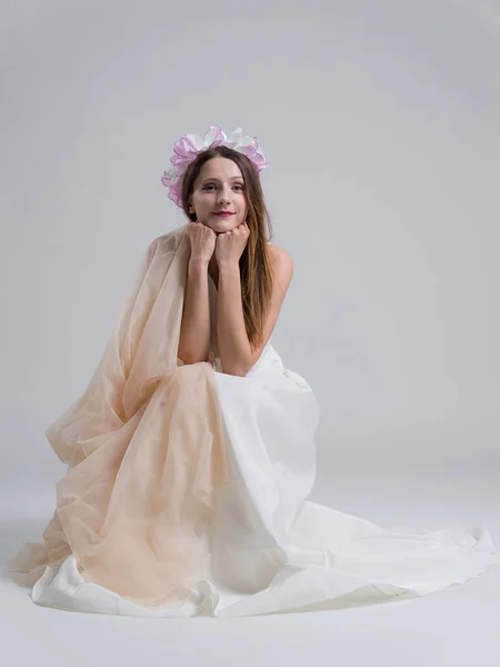 Hermosa mujer usando vestido de novia — Foto de Stock