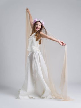 bir gelinlik bir örtü ile genç gelin