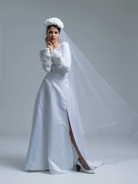Νέοι Νύφη σε ένα γαμήλιο φόρεμα με ένα πέπλο — Φωτογραφία Αρχείου
