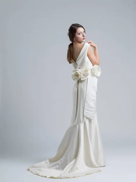 Hermosa mujer joven en vestido de novia —  Fotos de Stock