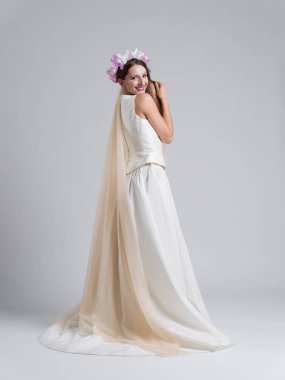 bir gelinlik bir örtü ile genç gelin