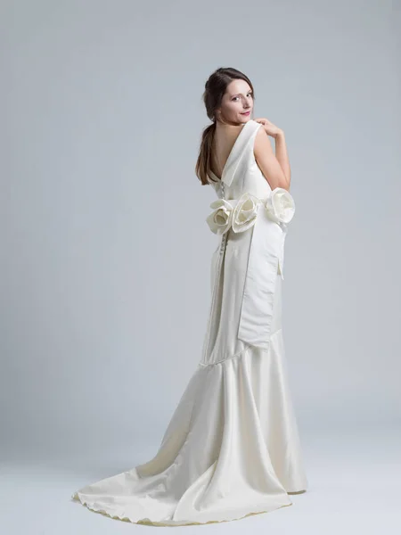 Mulher bonita em vestido de noiva — Fotografia de Stock